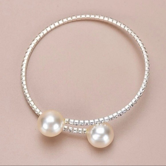 💎💞Rhinestone & Pearl Cuff Bracelet! - Picture 2 of 6